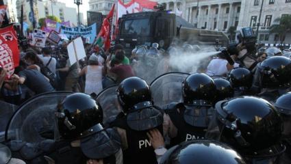 Bullrich defendió la sangrienta represión a jubilados e hinchas: "Venían a tomar el Congreso"