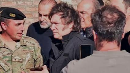 Milei llegó a Bahía Blanca y enfrentó la furia de los vecinos: "¡Caretas, vienen  por la fotito!"