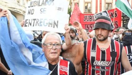 Las CTA y gremios de la CGT se sumarán a los hinchas de fútbol en la marcha de los jubilados en el Congreso