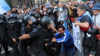 Tensión frente al Congreso: Policía y Gendarmería reprimieron a jubilados e hinchas