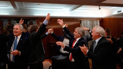 Primer día sin cepo: devaluación de 12%, festejo oficialista y apriete de Milei al campo para liquidar exportaciones