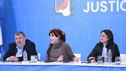 Cristina alineó al PJ bajo su estrategia de unificar elecciones y expone a Kicillof ante un resultado magro
