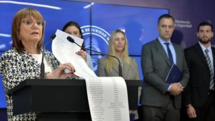 Patricia Bullrich le entregó una lista de 15 mil barras que no podrán viajar al Mundial de Clubes en Estados Unidos