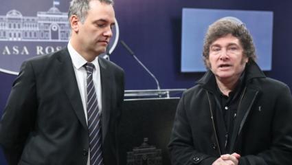 Milei se juega todo a la ‘dolarización endógena’ mientras cercena la libertad de prensa en Casa Rosada