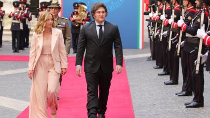 Milei se fue de gira mientras espera avances en el plan dolarizador y la batalla electoral con el PJ