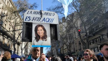 Marchas por Cristina Kirchner: cientos de micros y militantes que se movilizan a Plaza de Mayo