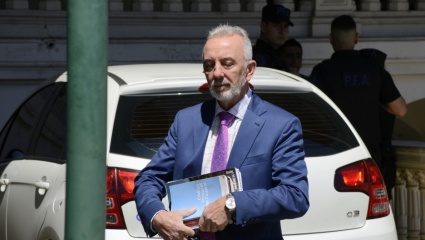 Milei le aceptó la renuncia a un juez federal acusado de vínculos con narcos, y lo acusan de beneficiarlo