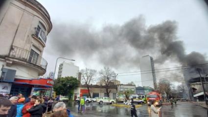 Voraz incendio de un depósito, derrumbe y temor en pleno centro de La Plata