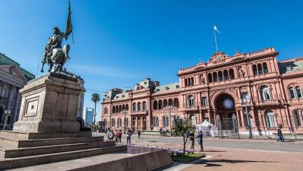 El Gobierno minimiza la suba del dólar, apunta a sostener los vetos y rearma su estrategia electoral