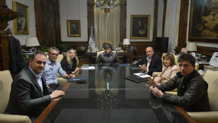 Caos en el Gobierno: Santiago Caputo se quiere cargar a Pareja y Bullrich a los gritos con "Toto" Caputo