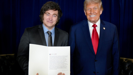 Trump recibió a Milei, le transmitió su “total apoyo” para las elecciones y le regaló un tuit impreso