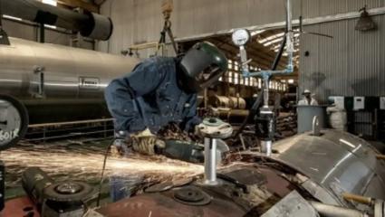 Crisis industrial: la producción cayó 3% y el empleo sufrió su peor caída en años, según la UIA