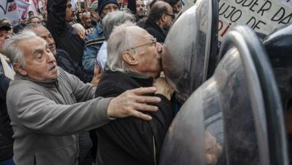 La represión avanza: un jubilado terminó fracturado por la agresión de policías