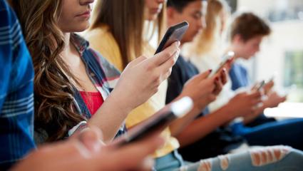 El algoritmo de campaña: influencers, redes y voto joven en la Argentina