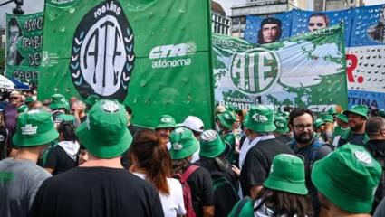 Estatales nacionales, el alerta: 70000 trabajadores están en riesgo y aumenta la tensión