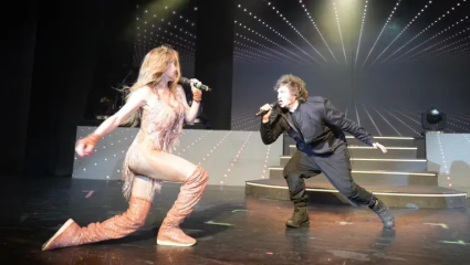 Mientras la patagonia se incendia y cierran fábricas, Milei canta en el Roxy con Fátima Florez