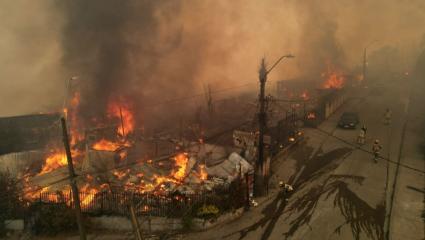 Incendios forestales en Chile: hay 16 muertos y 50.000 evacuados