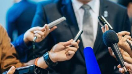 En 2026 la comunicación política se mira al espejo