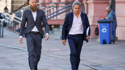 Entre la presión de las provincias y la alarma por la recaudación, Caputo evalúa patear para 2028 la rebaja de Ganancias