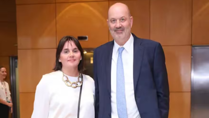 Cancillería contrató por $115.000.000 a una asociación que preside la esposa de Sturzenneger: escándalo y denuncias