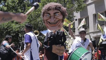 La crisis cala hondo en el Conurbano: crece el rechazo a Milei y se agrava la angustia social