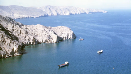 Irán cierra el Estrecho de Ormuz y sacude el mercado mundial de petróleo: el barril se dispara y crece el riesgo de crisis