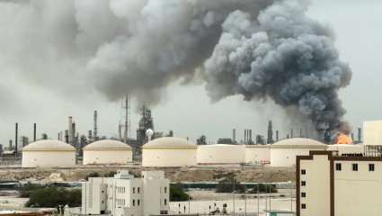 Se dispara el precio del petróleo y anticipan un lunes negro en los mercados por la guerra en Medio Oriente