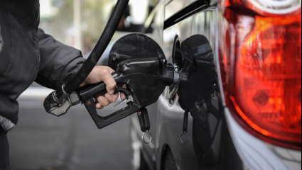 El precio de la nafta sube 20% en marzo por la guerra en Medio Oriente, pero el 19% son impuestos argentinos