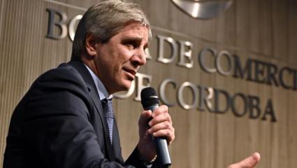 El Gobierno asfixiado por la caja: Caputo ofrece un bono a constructoras para postergar pagos de obra pública