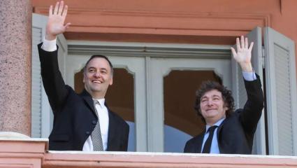 Golpeado por $LIBRA y los vuelos, Javier Milei pasea a Manuel Adorni por Córdoba