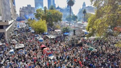Tras las provocaciones del Gobierno nacional, el grito de "Nunca Más" desbordó las calles