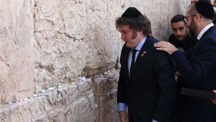 Milei recibió la “bendición” de la policía en Jerusalén mientras Argentina se hunde en la miseria