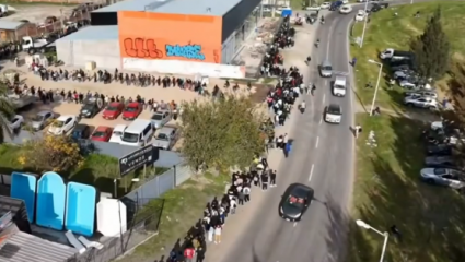 Kilométricas colas frente a un frigorífico para cubrir 60 puestos de trabajo