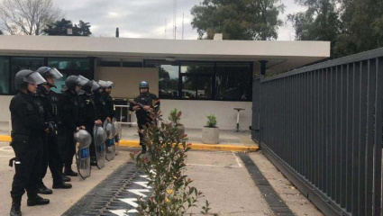 Efectivos de fuerzas federales bloquearon los accesos al Parque Tecnológico Miguelete y forzaron a realizar el acto de protesta sobre la vía pública.