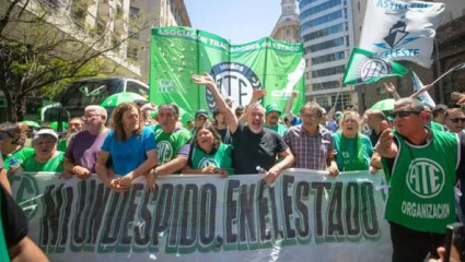 Kicillof paga el aguinaldo sin el aumento que pedían los gremios estatales y deja la negociación para más adelante