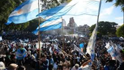 Mientras Cristina convocaba al banderazo en Parque Lezama, Alak inauguraba una avenida en La Plata y La Cámpora lo cruzó por la coincidencia de horarios