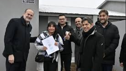 Kicillof entregó 44 viviendas más en Bahía Blanca mientras la provincia llega sin plata a fin de mes