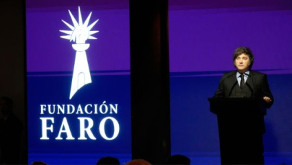 Milei volvió a cargar contra la prensa en la Fundación Faro y al otro día se fue de gira a Madrid