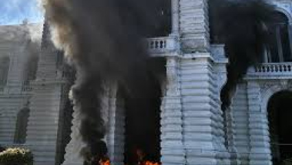 Arde La Plata: cooperativistas incendiaron el ingreso municipal en medio del total desprecio oficial de Alak