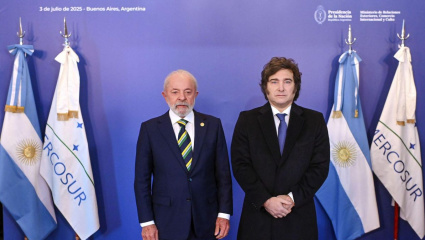 Milei le cedió la presidencia del Mercosur a Lula con un saludo gélido y un reclamo por flexibilizar el bloque