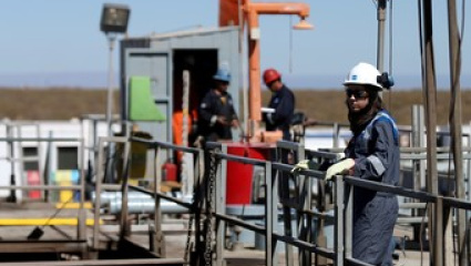 Vaca Muerta marca récord: la Argentina superó los 900 mil barriles diarios y la energía explica el 70% del superávit