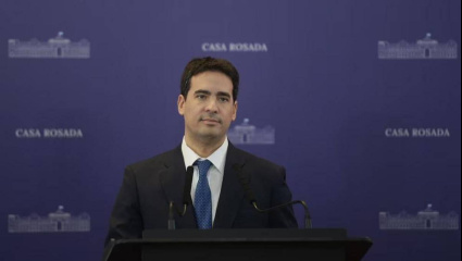 Ravier estrena la vocería y ordena la comunicación del Gobierno tras el salto de Adorni al llano