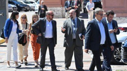 Milei reúne a la tropa, arma la hoja de ruta del segundo semestre y choca con una aritmética que no le cierra