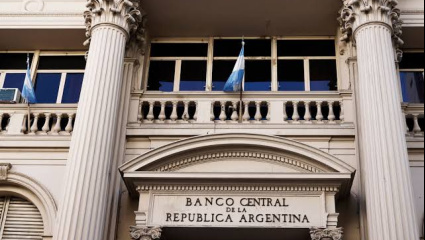 El Banco Central quedó al borde de cumplir la meta de reservas de 2026 y Caputo mira los vencimientos de julio