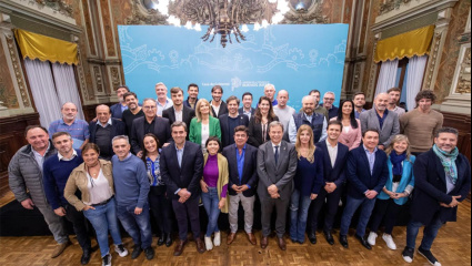 Kicillof reunió a sus intendentes, se mostró dispuesto a competir en una interna y ordenó no confrontar con Máximo