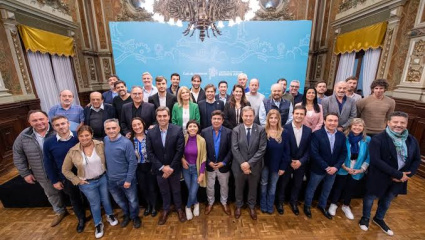 Casi medio centenar de intendentes firman a favor del desdoblamiento y le sueltan la mano a Cristina en la pelea con Kicillof