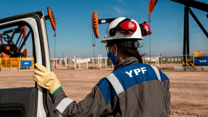 YPF analiza montar megacentros de datos alimentados con el gas excedente de Vaca Muerta para no desperdiciar el recurso