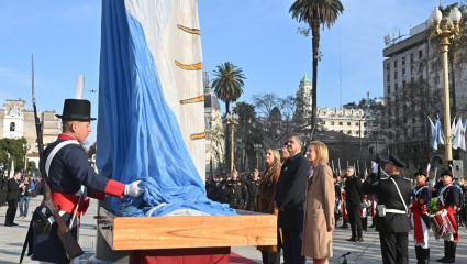 Día de la Independencia: Jorge Macri encabezó el izamiento de la bandera en la Plaza de Mayo
