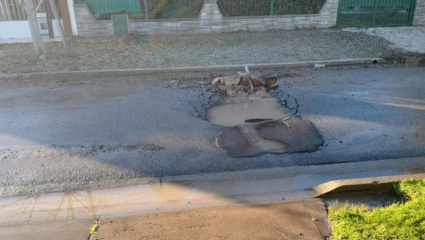 Crecen las quejas vecinales por el abandono de la calzada en la zona de 6 entre 70 y 71