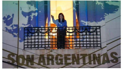 Cristina Kirchner salió al balcón a saludar a los militantes y le proyectaron una imagen de Malvinas con la leyenda “Son Argentinas”
